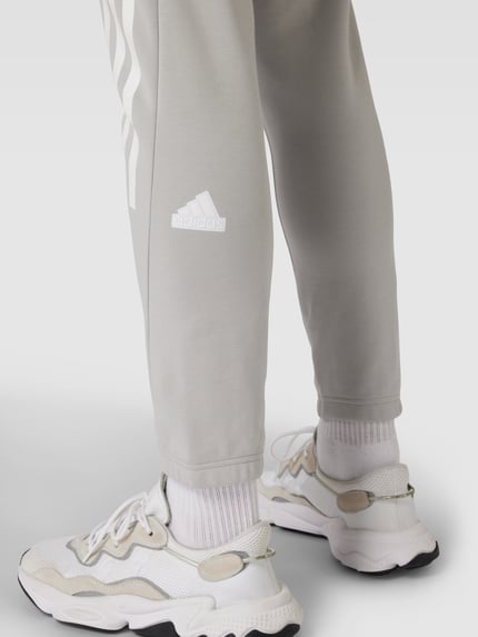 adidas Sportswear Sweatpants mit Kontraststreifen Hellgrau 3