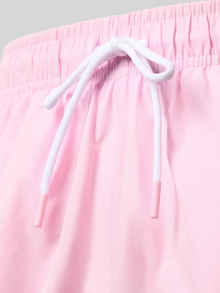 Produktfoto, Regular Fit Badeshorts mit Logo-Details Modell 'ICONIC' von BOSS in Hellrosa mit glatter Textur und weißen Kordeln, Herren Badehose