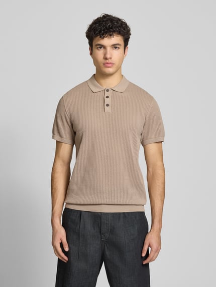 Männermodel trägt Modern Fit Poloshirt mit kurzer Knopfleiste Modell 'JESS' von Jack & Jones, Baumwoll-Mix, semitransparent, sandfarben, Polokragen, Vorderansicht, Nahaufnahme Oberkörper.