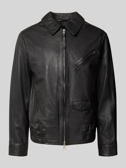 Produktfoto, Lederjacke aus Schafsleder mit Zweiwege-Reißverschluss von AllSaints, Regular Fit, Kentkragen, schwarze glatte Oberfläche, Reißverschlusstasche und Pattentasche, Vorderansicht