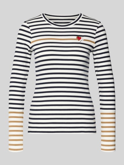 Produktfoto, Longsleeve mit Label-Detail van Marc Cain, dames longsleeve van katoen-elastaanmix, slim fit, geribde ronde hals, ruglengte 58 cm, wit met zwarte en beige strepen, klein rood hart labeldetail.