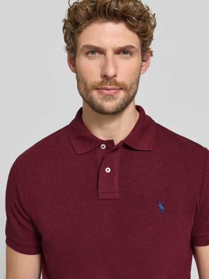 Männermodel trägt regular fit poloshirt aus katoen von Polo Ralph Lauren in bordeaux, zichtbare textuur, nahaufnahme oberkörper, Heren poloshirt