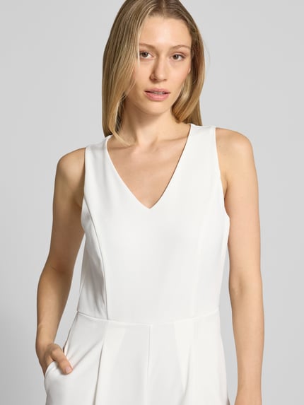 Modelka kobieca ma na sobie Regular Fit Jumpsuit mit Spitzenbesatz od Vera Mont, elastyczna mieszanka materiałów, z krótkim rękawem, okrągły dekolt, cekinowe obszycie, długość tyłu w rozmiarze 36: 50 cm, szerokość w rozmiarze 36: 47 cm, długość rękawów w rozmiarze 36: 20 cm, całkowita długość w rozmiarze 36: 157 cm, długość wewnętrzna nogawki w rozmiarze 36: 81 cm, ujęcie: z przodu, zbliżenie na górną część ciała.