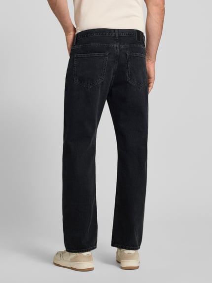 Mannenmodel draagt Jeans met steekzakken model 'Type 2' van Wood Wood, relaxed fit, katoen, zwart, productdetails, achteraanzicht hele lichaam.