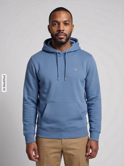 Männermodel trägt Regular Fit Hoodie aus Baumwoll-Mix von GANT in Hellblau, Kängurutasche, Ganzkörperansicht von vorne, KI-modifiziertes Bild.
