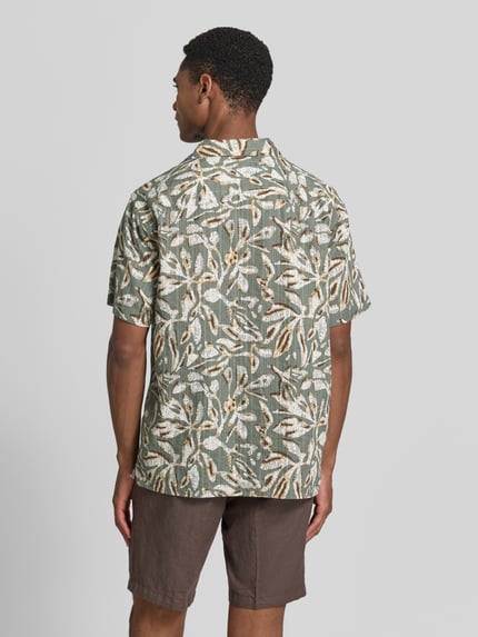 Männermodel trägt Regular Fit Freizeithemd im Allover-Look Modell 'BILBAO' von Jack & Jones Premium, Reine Baumwolle, Rückenansicht.