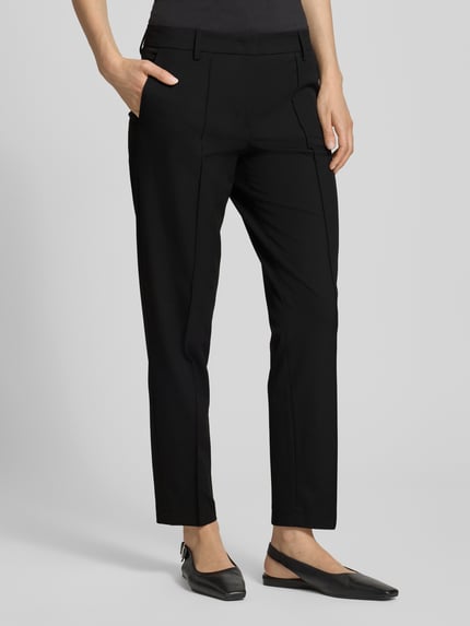 Frauenmodel trägt Hose in verkürzter Passform mit Längsnähten von Christian Berg Woman Selection, Material-Mix mit Viskose-Anteil, schwarze Farbe, seitliche Gesäßtasche, Bundweite bei Größe 36 41 cm, Innenbeinlänge bei Größe 36 71 cm, glatte Textur, Ganzkörperansicht von vorne.