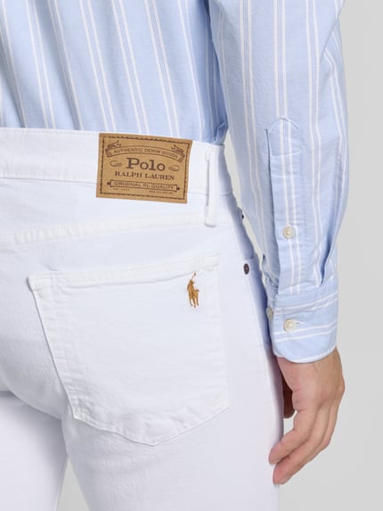 Męski model nosi Slim Fit Jeans mit 5-Pocket-Design od Polo Ralph Lauren, bawełna z elastanem, białe, detal tylnej kieszeni, zbliżenie