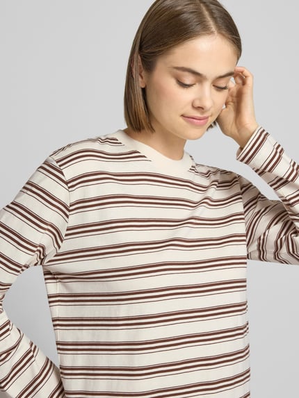 Vrouwenmodel draagt Relaxed Fit Langarmshirt uit puur katoen van JJXX, ronde hals, met lange mouwen, ruglengte maat S: 55 cm, detailopname bovenlichaam.