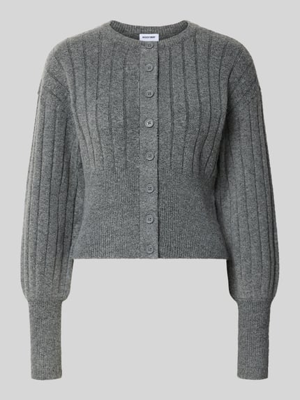 Produktfoto, graue Strickjacke mit Rundhalsausschnitt Modell 'NOELLA' von NOISY MAY®, sichtbare Knopfleiste und Rippenstruktur, Slim Fit, Material-Mix mit Stretch-Anteil, Rückenlänge 48 cm, Ärmellänge 52 cm