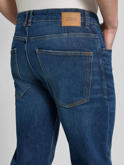 Männermodel trägt Jeans mit Eingrifftaschen Modell 'HIGHT' von Drykorn aus Baumwoll-Elasthan-Mix, Regular-Fit, Detailaufnahme Rückansicht.