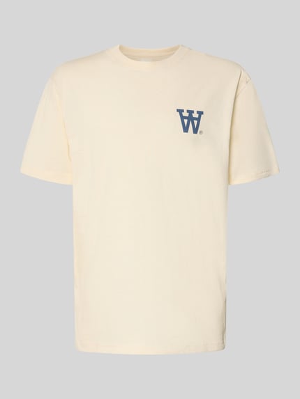 Produktfoto, cremefarbenes Relaxed Fit T-Shirt mit blauem Logo-Print von Wood Wood, Modell 'Liam', reine Baumwolle, Rundhalsausschnitt.