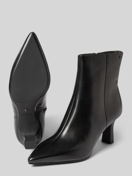 Produktfoto, schwarze Stiefeletten aus echtem Rindsleder von Tamaris, glatte Textur, spitze Form, mittelhoher Absatz, Damen Stiefeletten von Tamaris