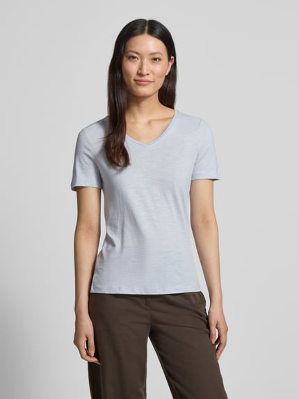 Frauenmodel trägt Regular Fit T-Shirt aus reiner Baumwolle von Tom Tailor, Optik: Unifarben, V-Ausschnitt, Kurzarm, Flammgarn, Ganzkörperansicht von vorne.