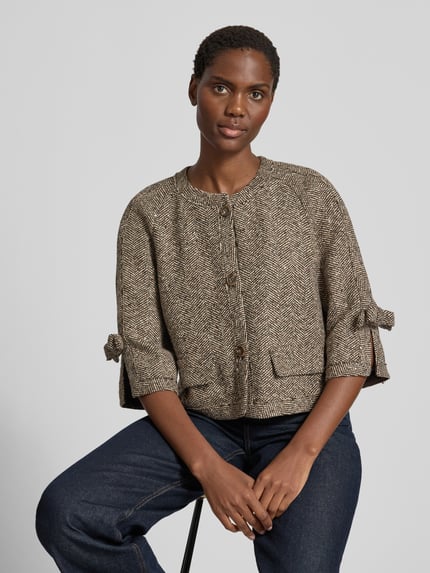 Frauenmodel trägt Regular Fit Blazer mit Rundhalsausschnitt und 3/4-Arm von Luisa Cerano aus Woll-Mix mit Viskose-Anteil, Nahaufnahme Oberkörper.