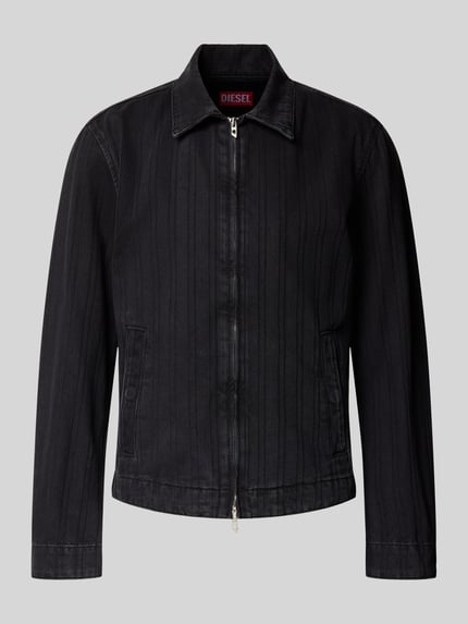 Produktfoto, Slim Fit Jeansjacke aus Baumwoll-Mix von Diesel, czarny kolor, gładka faktura, wpuszczane kieszenie, zamek błyskawiczny dwustronny, wykładany kołnierz, długość tyłu w rozmiarze M: 64 cm, szerokość ramion w rozmiarze M: 46 cm, długość rękawów w rozmiarze M: 65 cm, mieszanka bawełny