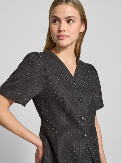 Vrouwenmodel draagt Slim Fit Bluse met V-Ausschnitt en Puffärmeln Modell 'Jules' van Neo Noir, strepen, viscosemix, zijaanzicht, close-up bovenlichaam.