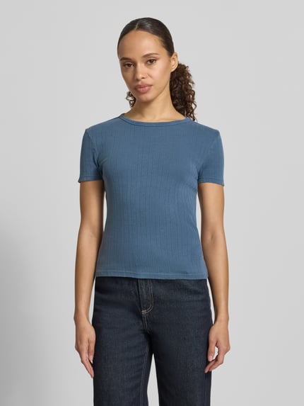 Frauenmodel trägt T-Shirt in Pointelle-Strick mit Rundhalsausschnitt von Jake*s Casual aus reiner Baumwolle, körpernaher Schnitt, blau, Ganzkörperansicht von vorne.