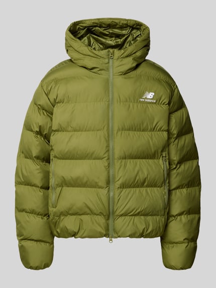 Produktfoto, olivgrüne Steppjacke mit Kapuze, zweiwege-Reißverschluss und Label-Stitching Modell 'BOSTON' von New Balance, Regular Fit, strukturierte Oberfläche.