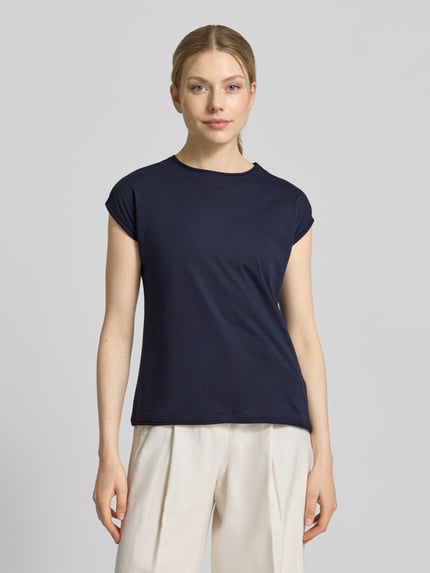 Frauenmodel trägt T-Shirt mit Rundhalsausschnitt und Rollsaum von Christian Berg Woman, reine Baumwolle, Regular Fit, navyblau, Ganzkörperansicht von vorne.