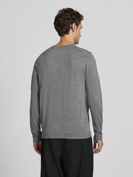 Männermodel trägt Strickpullover aus Schurwolle mit Rundhalsausschnitt von MAERZ Muenchen in Grau, feine Struktur, Ganzkörperansicht Rückansicht, Regular Fit, Label-Detail, reine Schurwolle, Rückenlänge 70 cm, Ärmellänge 71 cm.