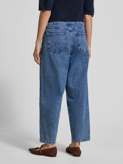 Frauenmodel trägt Jeans mit 5-Pocket-Design Modell 'DOLORES' von Soyaconcept, lockerer Schnitt, reine Baumwolle, mittleres Blau, Ganzkörperansicht Rückansicht.
