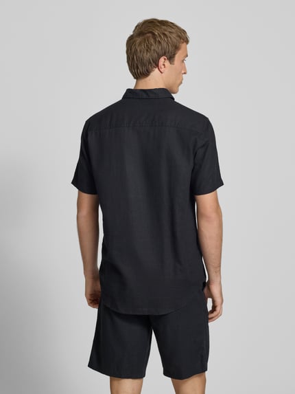 Männermodel trägt schwarzes Slim Fit Leinenhemd mit Viskose-Anteil Modell 'Bobby' von Blend, Kentkragen, Kurzarm, Ganzkörperansicht Rückansicht