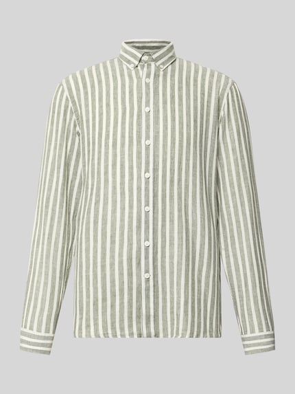 Produktfoto, Relaxed Fit Freizeithemd mit Button-Down-Kragen von Lindbergh aus Leinen-Baumwoll-Mix, grün-weiß gestreift, sichtbare Knopfleiste, Sportmanschetten, Struktur mit glatter Textur, Rückenlänge 64 cm, Schulterbreite 41 cm, Ärmellänge 64 cm bei Größe M.