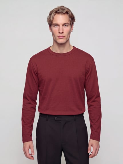 Männermodel trägt Langarmshirt mit geripptem Ausschnitt von MOP DENIM in Uni-Bordeaux, Rundhals, Jersey-Material, Ganzkörperansicht von vorne.