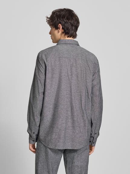 Männermodel trägt Regular Fit Freizeithemd mit Kentkragen Modell 'ABAN' von Blend in Grau, Knopfleiste, Rückenlänge 80 cm, Schulterbreite 42 cm, Ärmellänge 67 cm, Ganzkörperansicht Rückansicht.