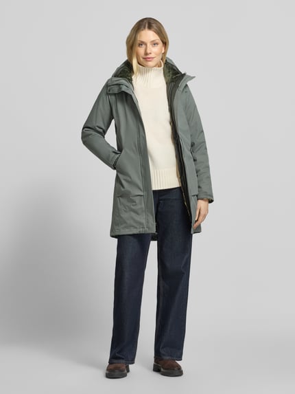Frauenmodel trägt Regular Fit Jacke mit Kapuze Modell 'Pulaski' von Columbia in Grün, leicht tailliert, Eingrifftaschen, Ganzkörperansicht von vorne, Damen Jacke, Rückenlänge 85 cm, Schulterbreite 40 cm, Brustweite 45 cm, Ärmellänge 64 cm