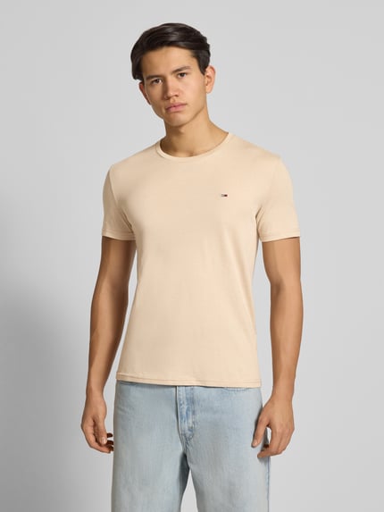 Mannelijk model draagt Regular Fit T-shirt uit katoenmix van Tommy Jeans, look: effen, gestikt logo, ronde hals, korte mouw, jersey, Ganzkörperansicht van voren.