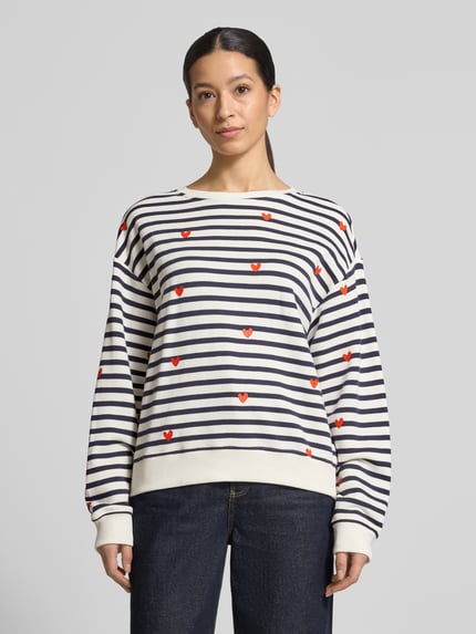 Vrouwenmodel draagt 'Sweatshirt im Allover-Look' van Smith and Soul, katoen-modal-mix, relaxed fit, allover gestreept, ronde hals, wit met marine en rode accenten. Vooraanzicht bovenlichaam.