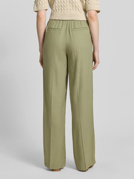 Frauenmodel trägt Relaxed Fit Weite Hose aus Leinen-Viskose-Mix von s.Oliver RED LABEL in Hellgrün, unifarben, Ganzkörperansicht Rückansicht.