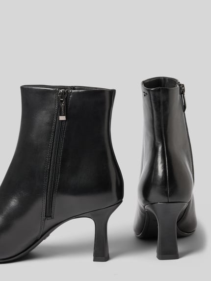 Produktfoto, schwarze Stiefeletten aus echtem Rindsleder von Tamaris, glatte Oberfläche mit mittelhohem Absatz, Damen Stiefeletten von Tamaris