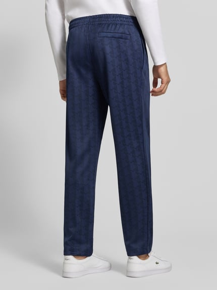 Männermodel trägt Regular Fit Sweathose aus mit Logo-Print von Lacoste in Dunkelblau mit feinem Muster, Herren Sweathose, Ganzkörperansicht Rückansicht.