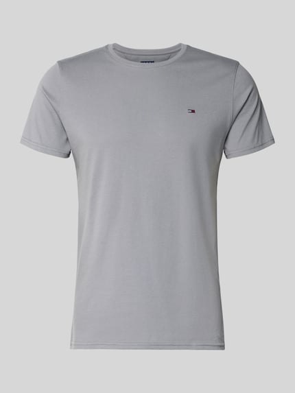 Produktfoto, Regular Fit T-Shirt aus reiner Baumwolle von Tommy Jeans, efekt: jednolity kolor, krój regular fit, wyhaftowane logo, okrągły dekolt, krótki rękaw, materiał: bawełna