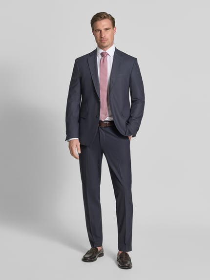 Mannelijk model draagt Regular Fit Sakko met Schurwoll-Anteil Model 'Totti' van CINQUE in donkerblauw, elastische materiaalmix, 2-knoopsluiting, Reverskraag, klepzakken, Ganzkörperansicht van voren.