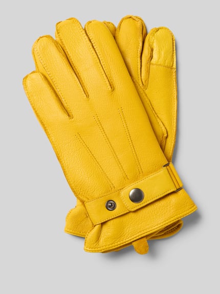 Produktfoto, Handschuhe aus Rindsnappa mit Ziernähten von Akaroa in Lederoptik, gelb, strukturierte Oberfläche, sichtbare Nähte