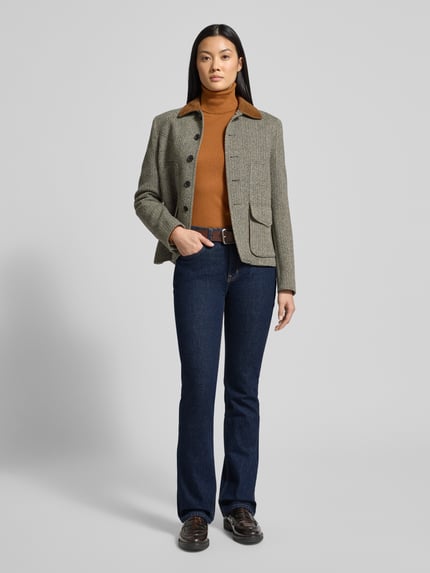 Frauenmodel trägt Jeans mit 5-Pocket-Design von Lauren Ralph Lauren in Dunkelblau, gerader Schnitt, glatte Struktur, Ganzkörperansicht von vorne. Baumwoll-Elasthan-Mix, Bundweite und Innenbeinlänge nach Größe spezifiziert, mit Knopf- und Reißverschluss.