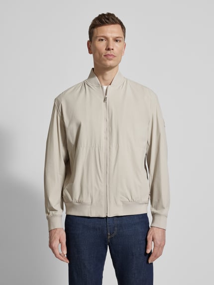 Męski model nosi Regular Fit Blouson mit Baseball-Kragen Modell 'OSURF' od BOSS Orange, jednolity, krój regular fit, widok z przodu, zdjęcie całej sylwetki.