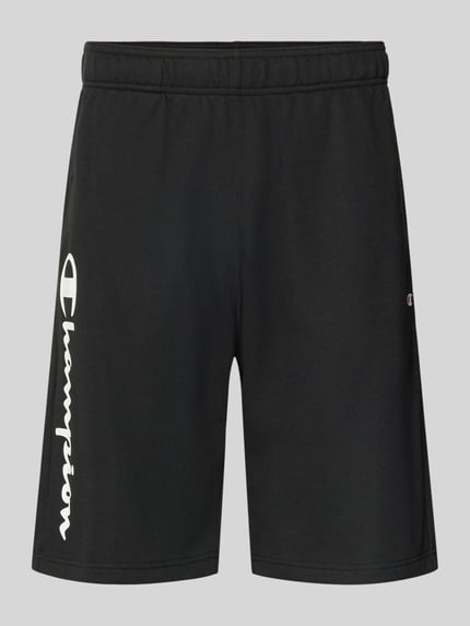 Produktfoto, schwarze Shorts mit Logo-Print und -Stitching von CHAMPION in lockerem Schnitt aus Baumwoll-Mix, elastischer Bund, neutrale Textur.