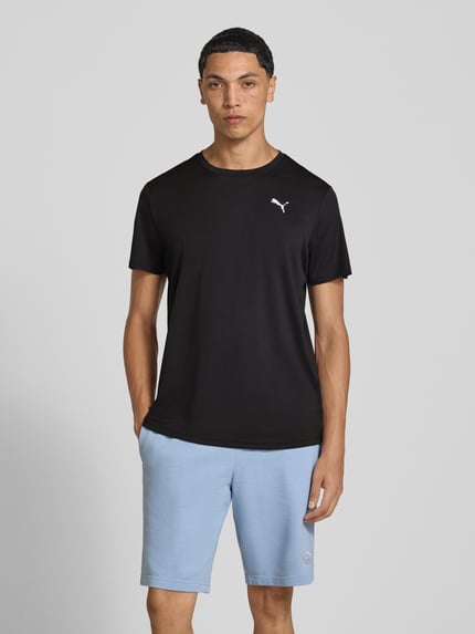 Mannelijk model draagt zwart Regular Fit Sport-T-Shirt met Logo-Print model 'TAD Essential' van PUMA, heren sport-t-shirt van PUMA Performance, vooraanzicht hele lichaam