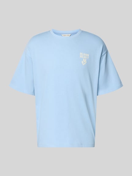 Produktfoto, hellblaues Relaxed Fit T-Shirt mit weißem Statement-Print Modell 'RUDE' von Casual Friday, reine Baumwolle, Rundhalsausschnitt