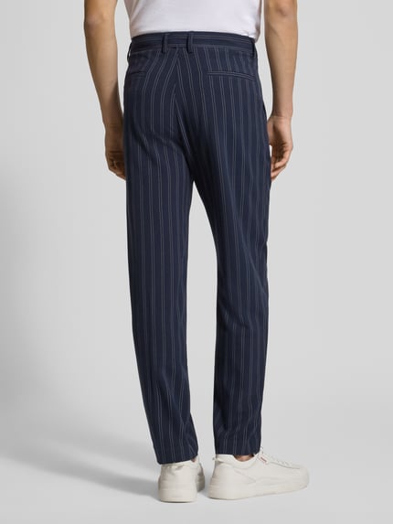 Mannelijk model draagt Hose mit Streifenmuster van Lindbergh, regular fit, materiaalmix met viscose, achterzakken, donkerblauw met witte strepen, bandwijdte maat M 43 cm, binnenbeenlengte maat M 77 cm, ganzkörperansicht achteraan.