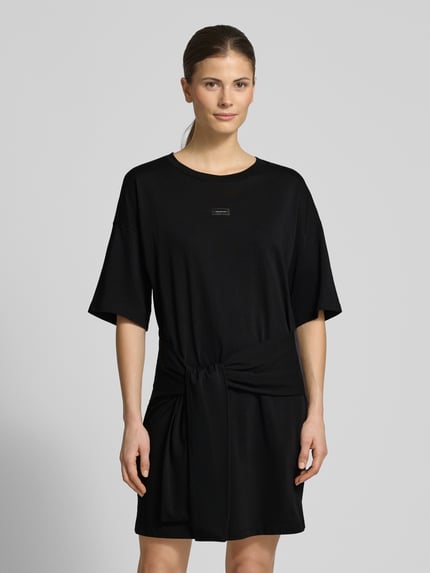 Vrouwenmodel draagt T-Shirt-Kleid mit Rundhalsausschnitt und 1/2-Arm van ARMANI EXCHANGE, zwart, rechte fit, mini, voorkant, bovenlichaam close-up.