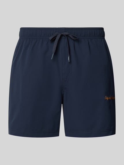Produktfoto, spodenki kąpielowe z wyhaftowanym logo model 'MAUI' od Jack & Jones, krój regular fit, elastyczny pas, tunel, kolor granatowy, gładka faktura