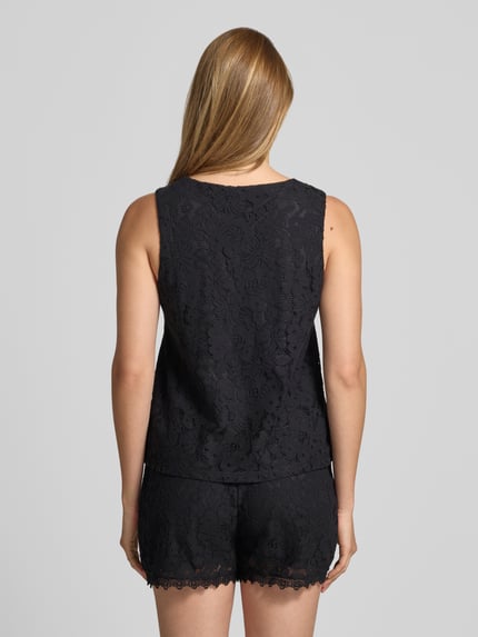 Frauenmodel trägt Regular Fit Trägertop aus Baumwoll-Mix Modell 'HONEY' von Vero Moda, Optik: Unifarben, Spitzen-Muster, Materialverarbeitung: Spitze, Ganzkörperansicht Rückansicht.