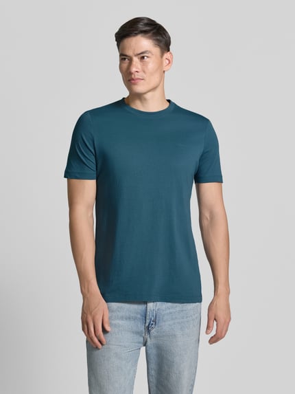 Männermodel trägt Regular Fit T-Shirt aus reiner Baumwolle von s.Oliver RED LABEL in Uni-Optik, Rundhals, Ganzkörperansicht von vorne.