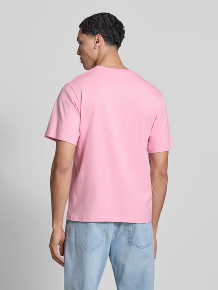 Männermodel trägt T-shirt mit logo en ronde hals van Jack & Jones, biologisch katoen, regular fit, ruglengte maat M 68 cm, Ganzkörperansicht Rückansicht